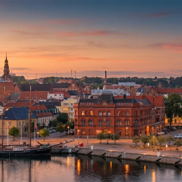 Utsikt över Ystads hamn och stadskärna i solnedgång – en inspirerande destination för företagsevent i Skåne